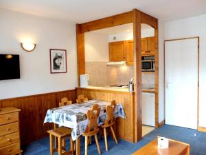Kuchyňa alebo kuchynka v ubytovaní Studio lumineux avec balcon, accès direct aux pistes, animaux acceptés - FR-1-502-495