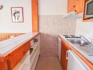 Kuchyňa alebo kuchynka v ubytovaní Studio lumineux avec balcon, accès direct aux pistes, animaux acceptés - FR-1-502-495