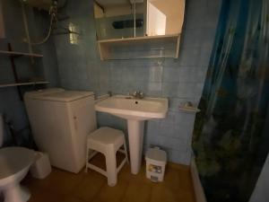 mała łazienka z umywalką i toaletą w obiekcie Studio Cabine 4 Pers, Terrasse, Parking Privé, Proche Plage et Commerces, La Franqui - FR-1-81-585 w mieście Leucate