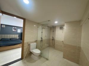 La salle de bains est pourvue d'une douche, de toilettes et d'un lit. dans l'établissement Ngọ house, à Hô-Chi-Minh-Ville