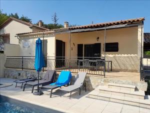 eine Terrasse mit Stühlen und einem Sonnenschirm neben einem Pool in der Unterkunft Holiday home with private pool, Vaison-la-Romaine in Vaison-la-Romaine