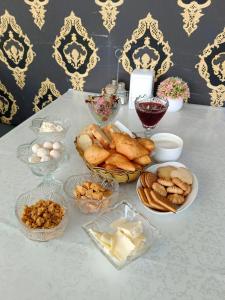 una mesa cubierta con tazones de pan y otros alimentos en Кольсайские озера, гостиница Айару en Kurmenty