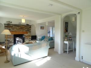 een woonkamer met een bank en een open haard bij Mount Pleasant in Padstow