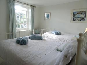 twee bedden in een slaapkamer met handdoeken erop bij Mount Pleasant in Padstow