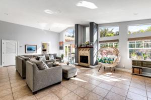 uma sala de estar com um sofá e uma lareira em LUX 4 Bedrooms Private HTD Salt Water Pool With Concierge Service em Deerfield Beach