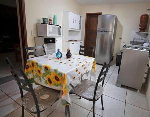 a kitchen with a table with two vases on it at Recanto São Francisco, Casa 2 quartos 100m Igreja São Francisco Pet friend in São João del Rei