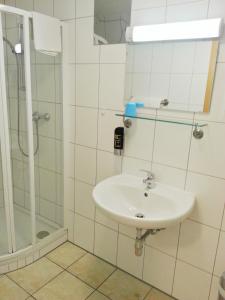 Kylpyhuone majoituspaikassa Pension Weisses Lamm