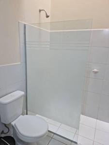a white bathroom with a toilet and a shower at Casa en condominio a 3 minutos del Aeropuerto in Luque