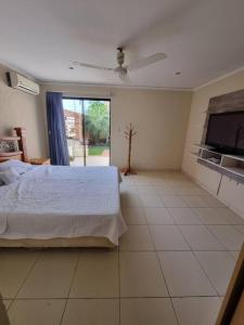 1 dormitorio con 1 cama y TV de pantalla plana en Casa en condominio a 3 minutos del Aeropuerto, en Luque