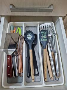 a drawer full of utensils in a drawer at Casa en condominio a 3 minutos del Aeropuerto in Luque