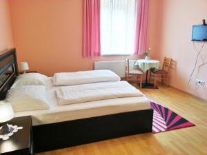 Кровать или кровати в номере Pension Weisses Lamm