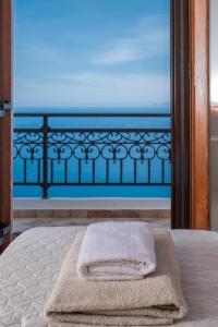 1 dormitorio con 1 cama y vistas al océano en Galani Vacation House, en Likotinaréa