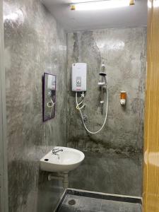 a bathroom with a sink and a shower at SmileHome at Cameron Palas Horizon - KEA FARM in Brinchang