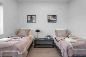 Postel nebo postele na pokoji v ubytování Massive Villa in Reykjavík suburbs.