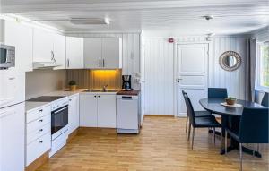 Kuchyň nebo kuchyňský kout v ubytování Amazing Apartment In Mesnali With Wifi And 2 Bedrooms