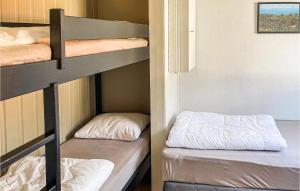 Palanda nebo palandy na pokoji v ubytování Amazing Apartment In Mesnali With Wifi And 2 Bedrooms
