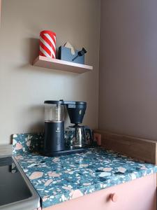 a blender sitting on top of a counter at Hieno kaksio keskustassa rauhallisella alueella in Lovisa