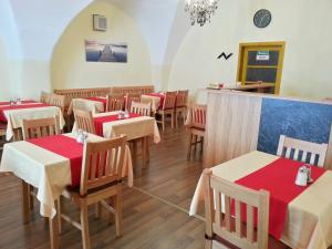Reštaurácia alebo iné gastronomické zariadenie v ubytovaní Pension Weisses Lamm