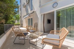 a group of wicker chairs and a table on a balcony at Apartments Mari - 40m from the beach in Makarska