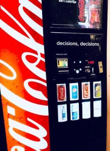 uma máquina de venda automática com uma lata de refrigerante de cocacola em The Man Cave - Fort Lauderdale Free - Laundry - Parking - Bbq Grill em Fort Lauderdale