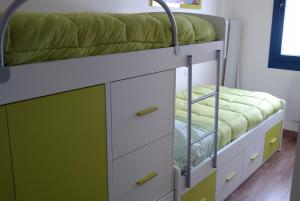 ein Etagenbett mit Schubladen und ein Etagenbett mit Etagenbett in der Unterkunft Apartamentos Reservas León in San Isidro