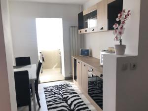 A kitchen or kitchenette at Boulevard Apartment