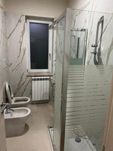 にあるOROIL Appartamentiのバスルーム(トイレ2つ、シャワー、シンク付)