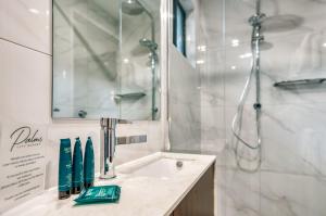 een badkamer met een wastafel en een douche bij Palms City Resort in Darwin