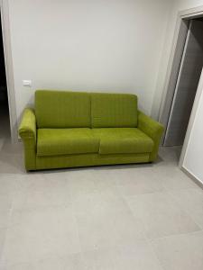 にあるOROIL Appartamentiの緑のソファ