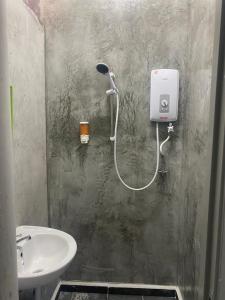 a bathroom with a shower and a sink at SmileHome at Cameron Palas Horizon - KEA FARM in Brinchang