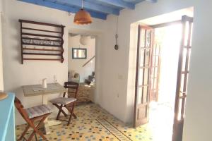 une pièce avec une table, des chaises et une porte dans l'établissement Town House near Old Town with Rooftop Jacuzzi, à Rhodes 12 autres photos