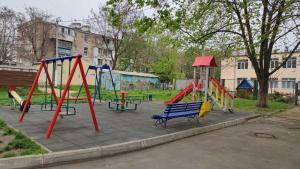 um playground com um monte de equipamentos de brincar em um parque em Sunday em Chornomorsk