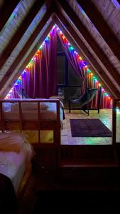 Zimmer mit einem Zelt mit Betten und Beleuchtung in der Unterkunft İnziva Bungalow1 in Ardeşen