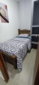 Encantadora habitacion en casa de huéspedes 2 في Soledad: سرير صغير في غرفة مع سرير sidx sidx