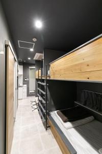 大阪市にあるShinosaka private house for 16pplの二段ベッド1組