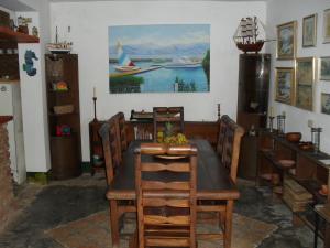 - une salle à manger avec une table et des chaises en bois dans l'établissement Posada la Arcadia, à Pedro Gonzalez