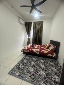 1 dormitorio con 1 cama y ventilador de techo en IQ Homestay Cybersouth with Swimming Pool, en Kampung Dengkil