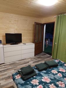 een slaapkamer met een bed met kussens erop bij Cabana Oprișor in Ocna Sibiului