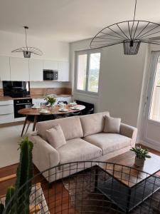 salon z kanapą i stołem w obiekcie Chez Louisa-Maria w mieście Dijon