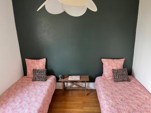 Łóżko lub łóżka w pokoju w obiekcie Chez Louisa-Maria