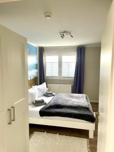 una camera da letto con un letto e una finestra di Sonnendeck 3 a Zingst