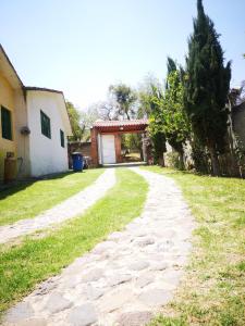 une route pavée dans une cour avec un bâtiment dans l'établissement Casa de campo, Huasca Hidalgo, à Huasca de Ocampo
