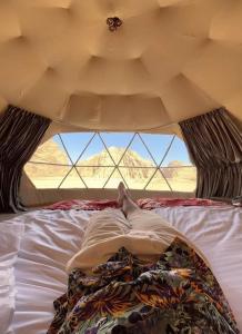 Postel nebo postele na pokoji v ubytování Zarb Desert Camp