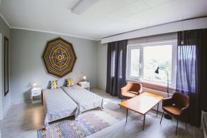 1 dormitorio con cama, mesa y ventana en YH Lappeenranta, en Lappeenranta