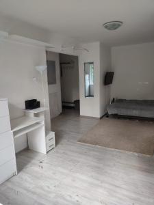 um quarto vazio com uma cama e uma sala de estar em YH Lappeenranta em Lappeenranta