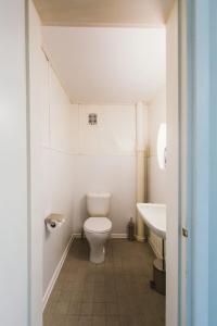 uma pequena casa de banho com WC e lavatório em YH Lappeenranta em Lappeenranta