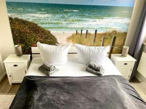 ツィングストにあるSonnendeck 3のビーチの景色を望むベッドルーム1室(ベッド1台付)