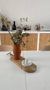 Wailly-BeaucampにあるCasa louisa (chambre royale bain nordique)の花瓶付きテーブル +15枚の写真