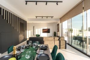 プロタラスにあるTsiolakki Homes Luxury Villasのテーブルとソファのあるリビングルーム