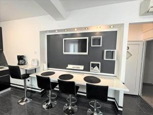 una sala de reuniones con mesa y sillas negras en Apartment Decumana, en Krk